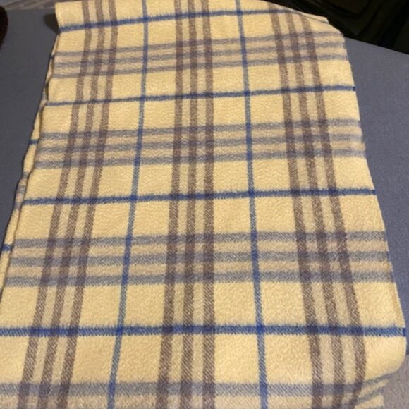 Yellow Burberry scarf 100% Cashmere Wool NWT - Picture 2 of 3